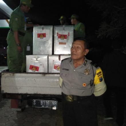 Pengiriman Logistik Kotak Suara ke TPS Desa Balongbesuk