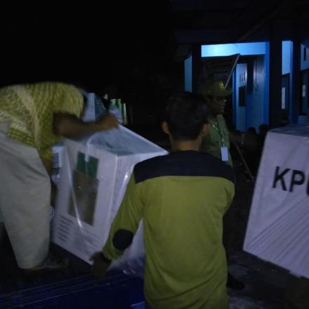 Pendistribusian Logistik Pemilu ke KPPS