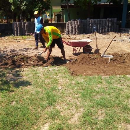 Pembangunan Paving Halaman Gedung Olah Raga 0 - 50 %