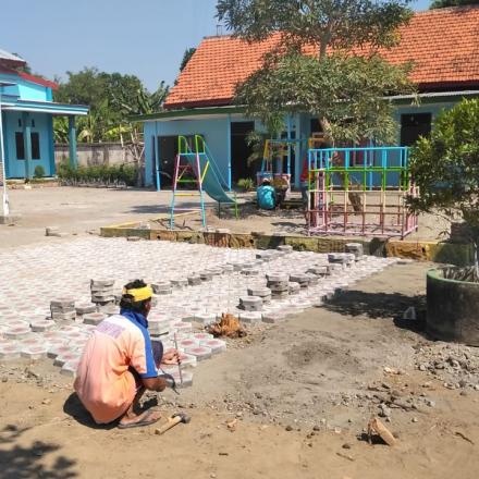 Pembangunan Paving dan Rehab Mainan Paud