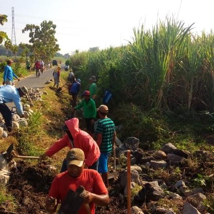 Pembangunan TPT Jalan Plywood