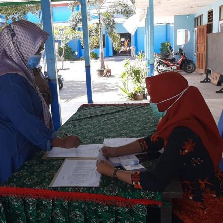 Penyerahan Honor Lembaga Desa Balongbesuk